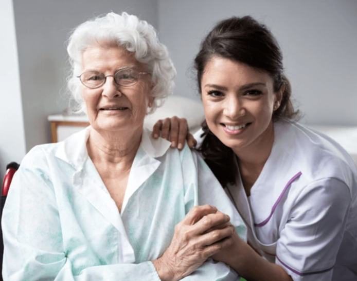 Une personne âgée accompagnée à domicile